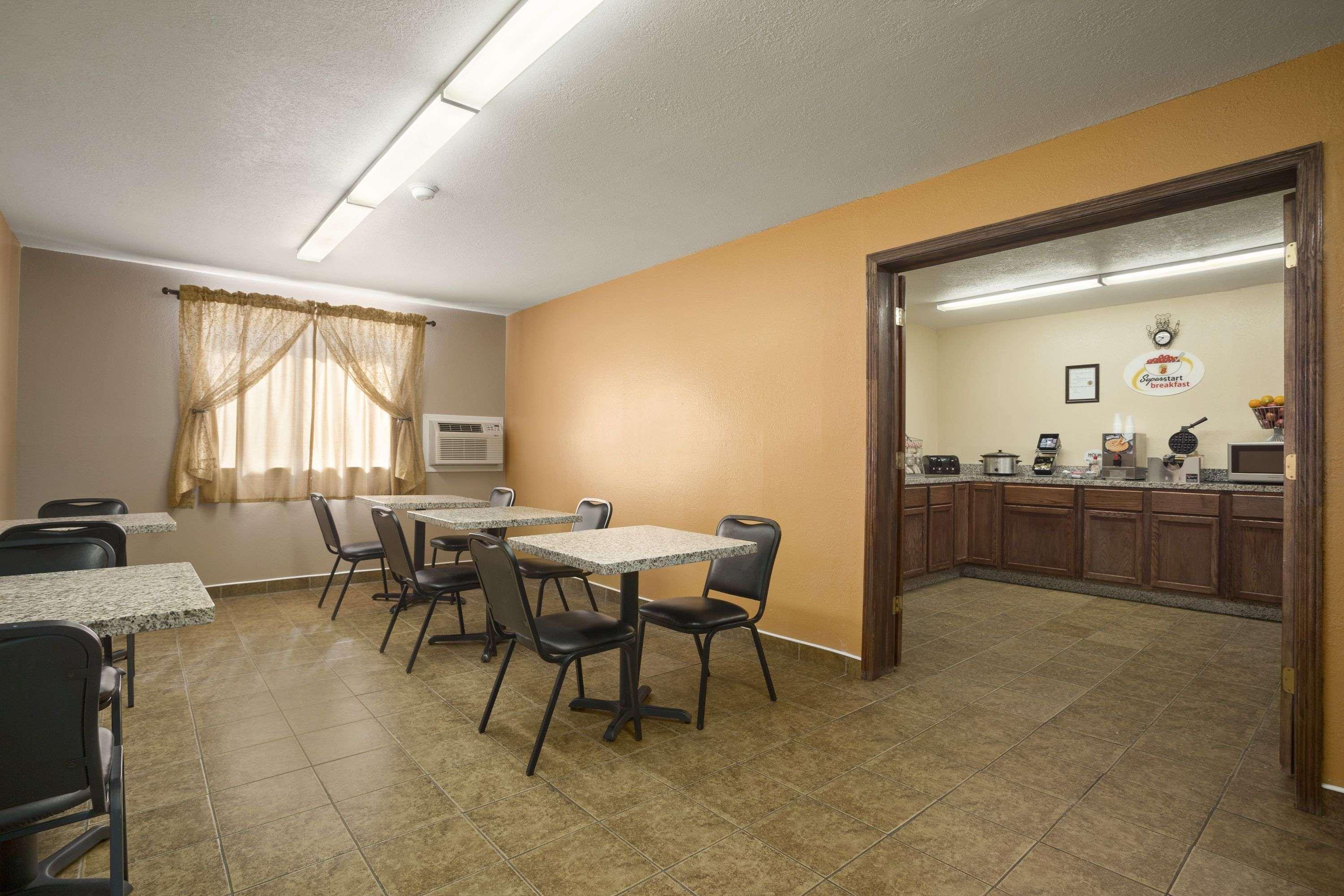 Super 8 By Wyndham Cedar Rapids Hotel Ngoại thất bức ảnh