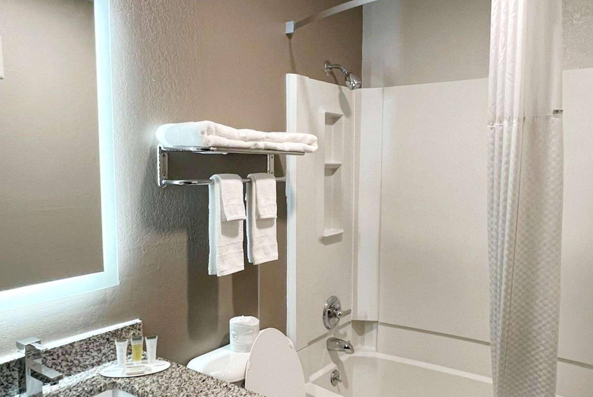 Super 8 By Wyndham Cedar Rapids Hotel Ngoại thất bức ảnh