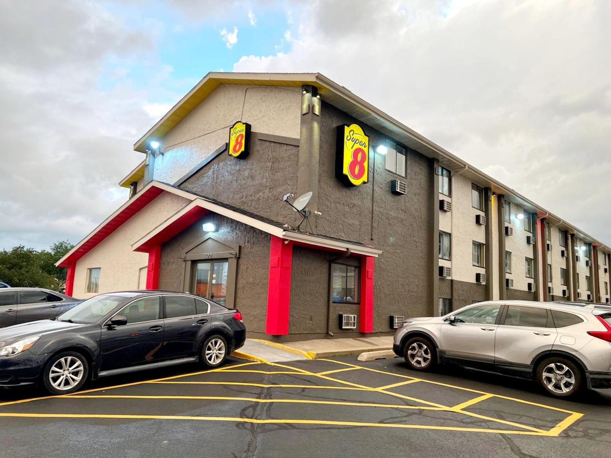 Super 8 By Wyndham Cedar Rapids Hotel Ngoại thất bức ảnh