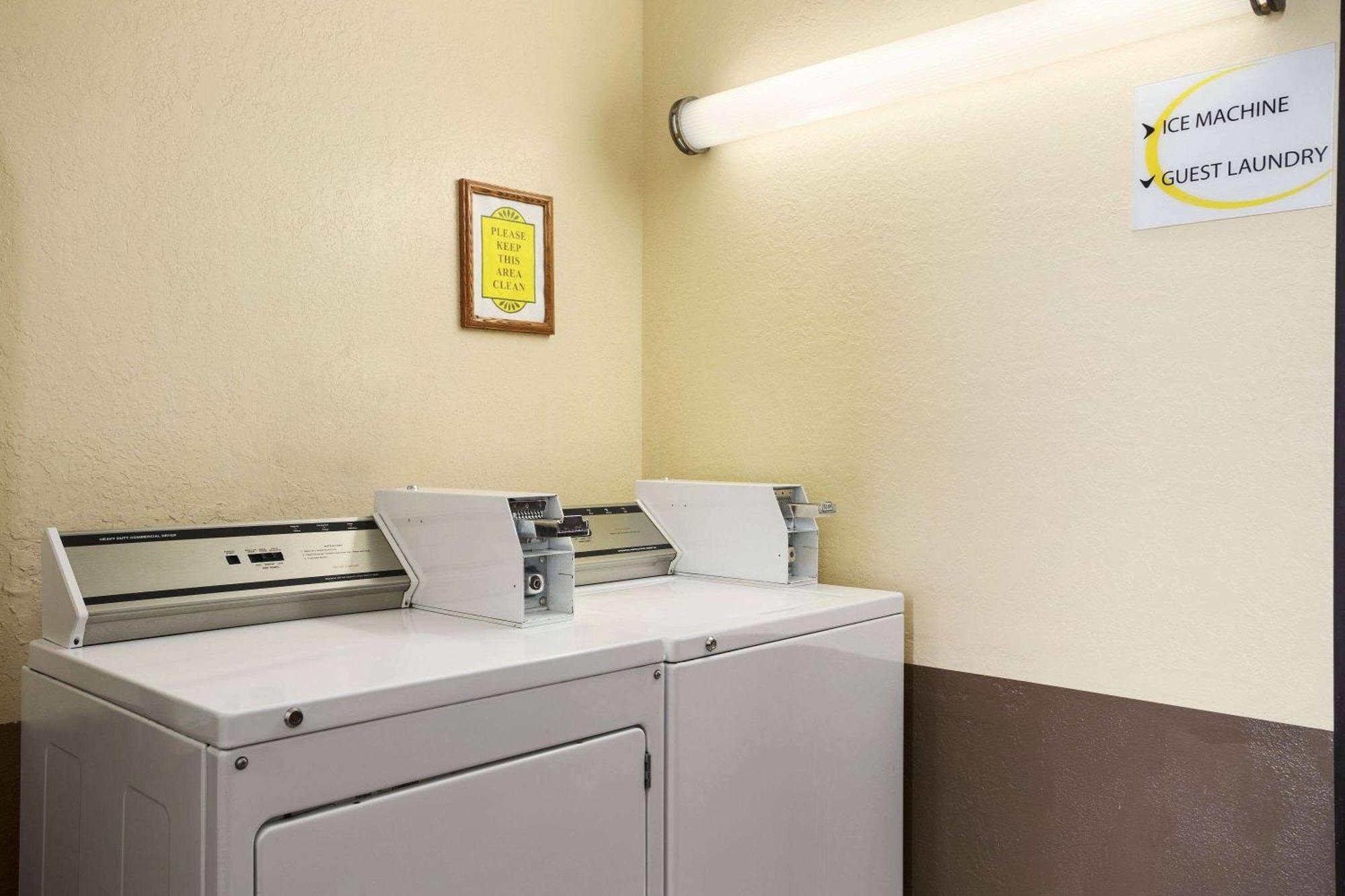Super 8 By Wyndham Cedar Rapids Hotel Ngoại thất bức ảnh